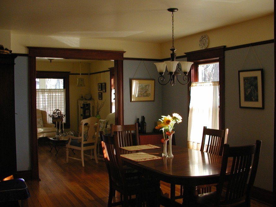 dining room picture rail.jpg