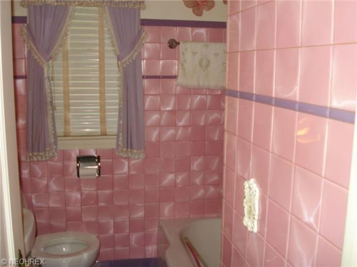 0e0d2f21cae2000c41f6f101c784e8a4--tile-wallpaper-retro-bathrooms.jpg